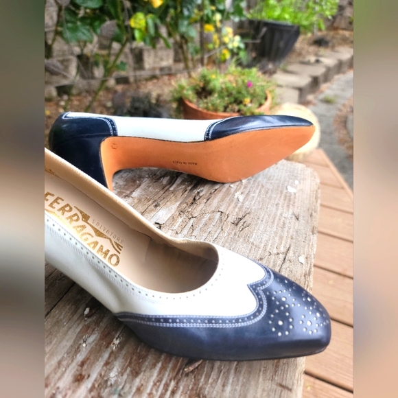 Ferragamo navy and white heels 7.5 - Picture 6 of 11